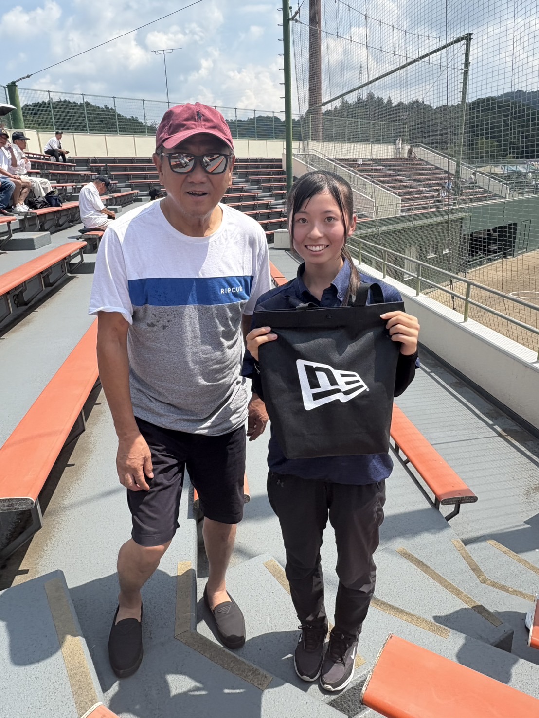 野球部OB会よりマネージャー記念品贈呈